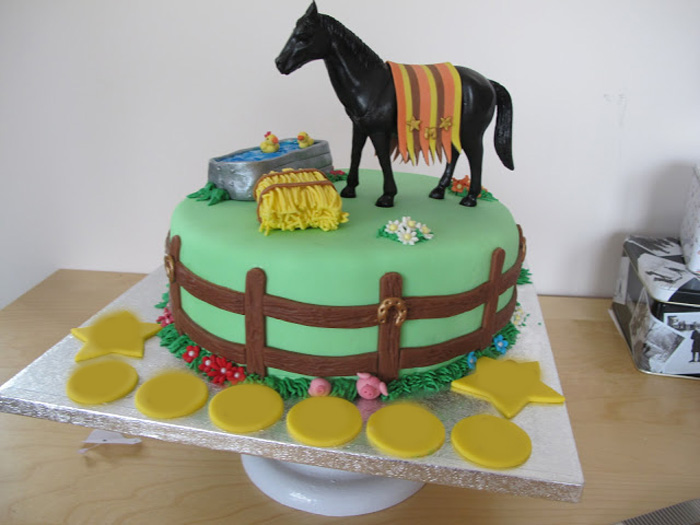 Bánh sinh nhật bé ngựa hồng