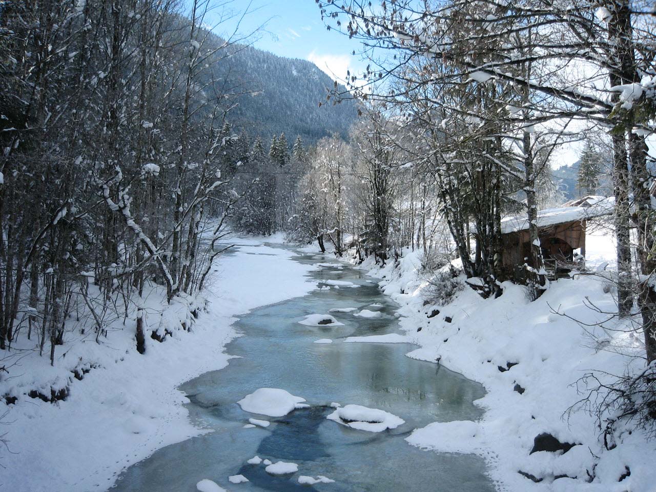 Hình ảnh dòng sông mùa đông