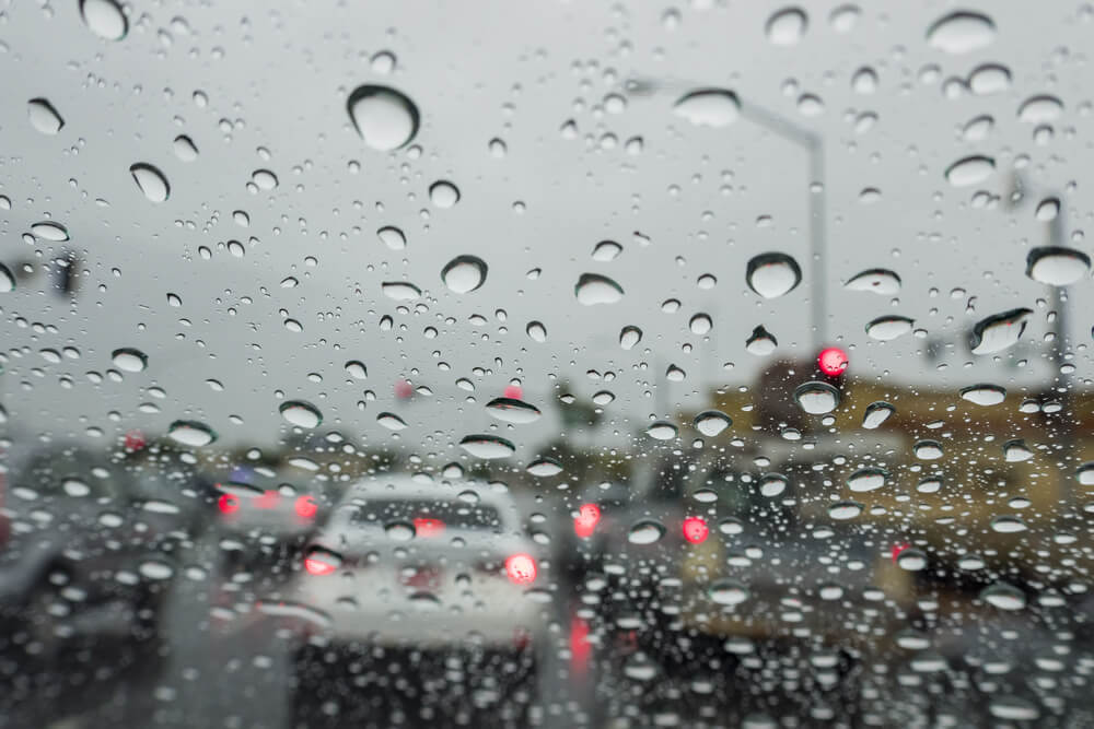Hình ảnh trời mưa qua cửa ô tô đẹp