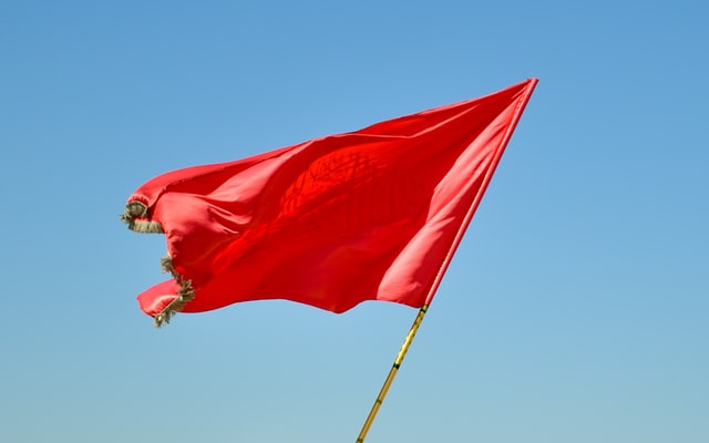 Biểu hiện của red flag trong tình yêu